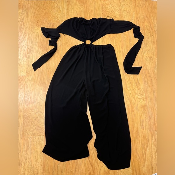 🚨MAKE AN OFFER🚨 VICI Black Circle Cut Out Jumpsuit - Picture 3 of 5